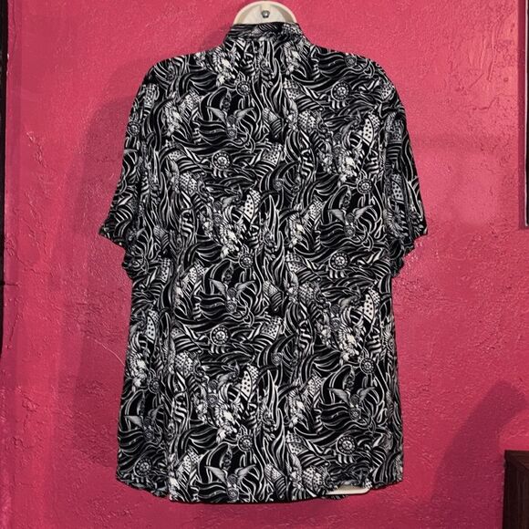 Harley-Davidson women’s button down blouse. Black & white Harley print. Size 2W. - Picture 4 of 10